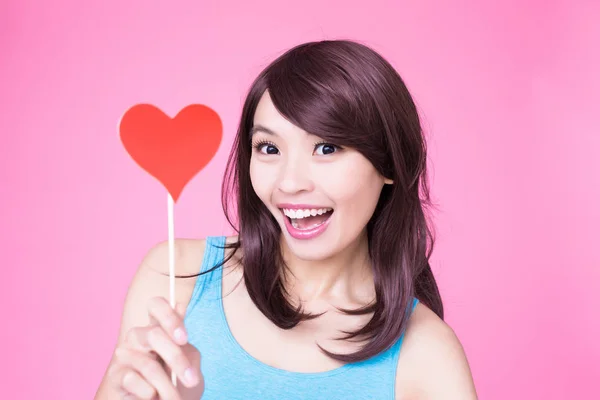 Mujer Sosteniendo Corazón Amor Rojo Sobre Fondo Rosa — Foto de Stock