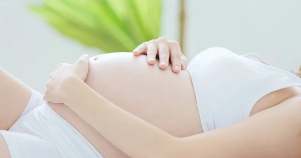 Close Van Zwangere Vrouw Het Bed — Stockfoto