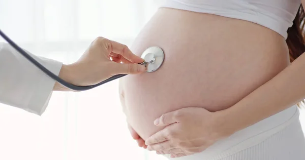 Läkare Med Stetoskop Kontrollera Gravid Kvinna — Stockfoto
