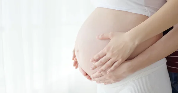 Primer Plano Del Vientre Mujer Embarazada Casa — Foto de Stock