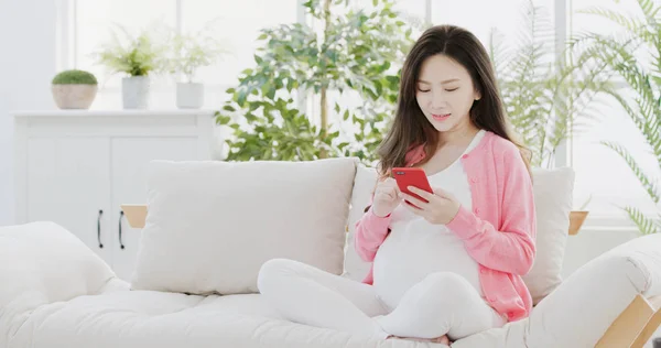 Mujer Embarazada Usando Teléfono Sentado Sofá — Foto de Stock