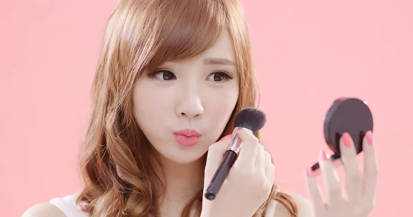 Beauty Woman Applying Makeup Brush Pink Background — Stock Photo, Image