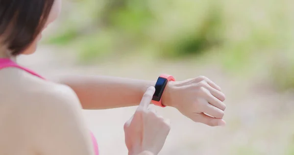 Kvinna Med Wearable Smart Watch Klocka Skogen — Stockfoto