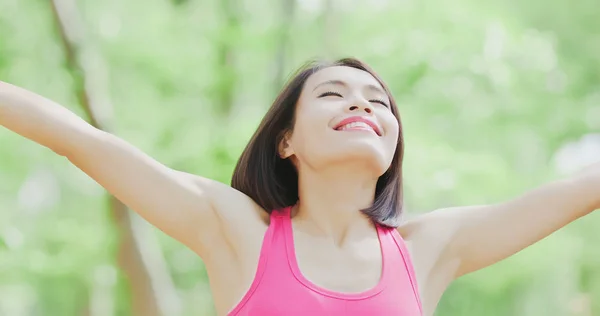 Femme Sentant Libre Appréciant Dans Forêt — Photo