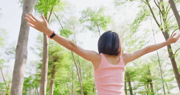 Frau Fühlt Sich Frei Und Genießt Wald — Stockfoto