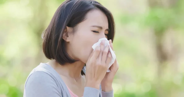 Mujer Con Fiebre Del Heno Bosque —  Fotos de Stock