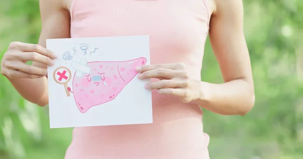 有肝脏广告牌的女人绿色背景的健康概念 — 图库照片