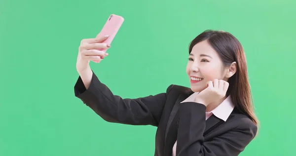 Empresária Tomando Selfie Feliz Fundo Verde — Fotografia de Stock