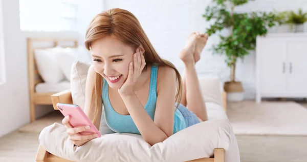 Ung Asiatisk Kvinna Använda Telefonen Hemma — Stockfoto