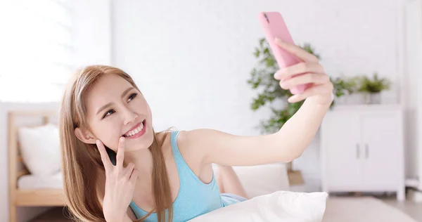 Žena Pomocí Telefonu Pořizování Selfie Šťastně — Stock fotografie