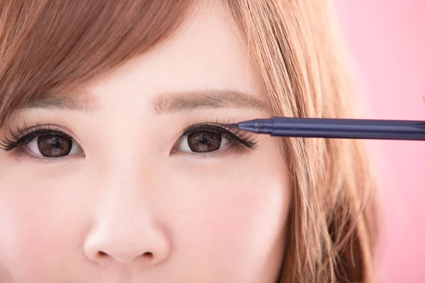 Szépség Eyeliner Alkalmazása Rózsaszín Háttér — Stock Fotó