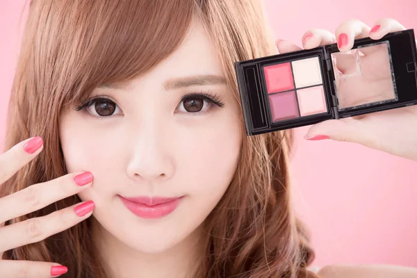 Mujer Belleza Con Paleta Maquillaje Fondo Rosa — Foto de Stock