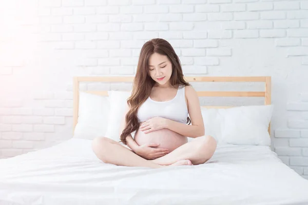 Mujer Embarazada Cama Casa —  Fotos de Stock