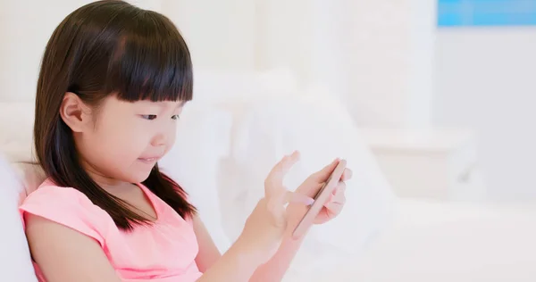 Bonito Menina Usando Telefone Casa — Fotografia de Stock