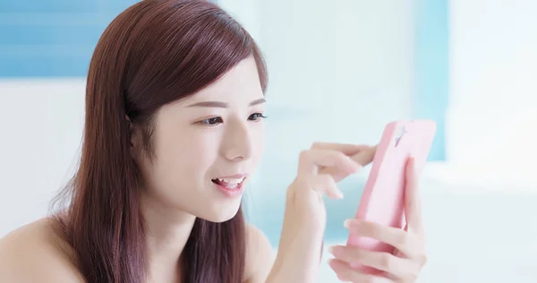 Jovem Mulher Asiática Usando Telefone Móvel — Fotografia de Stock