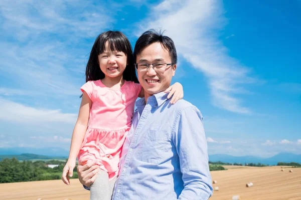 Pai Com Filha Brincando Alegremente Campo Hokkaido Paddy — Fotografia de Stock