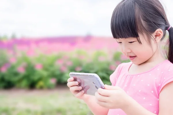 Fille Mignonne Utilisant Téléphone Heureusement Avec Beau Paysage Shikisai Oka — Photo