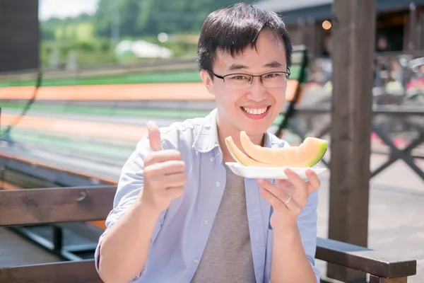 メロンを食べると 日本で幸せそうに笑って男 — ストック写真