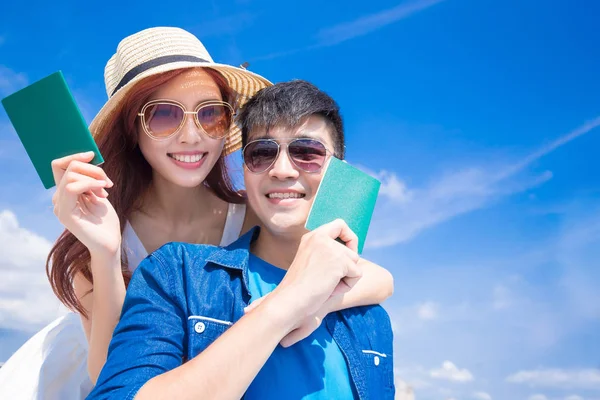 Casal Tomar Passaporte Com Céu Azul — Fotografia de Stock