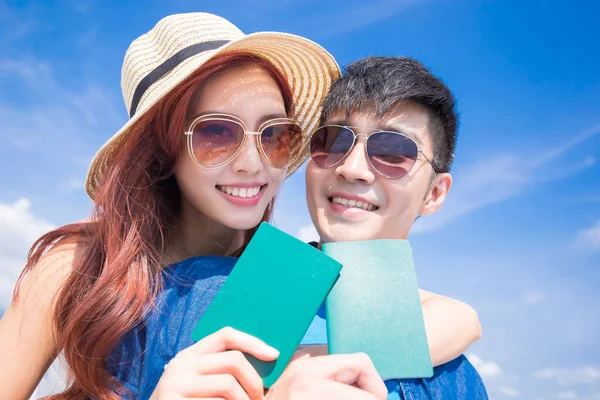 Casal Tomar Passaporte Com Céu Azul — Fotografia de Stock