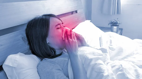 ベッドの上のティッシュにくしゃみ病気の女性 — ストック写真