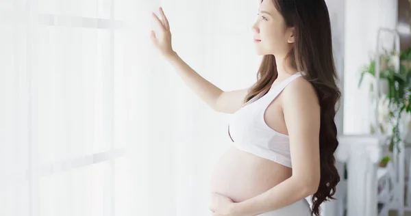 Όμορφη Έγκυος Γυναίκα Στέκεται Στο Δωμάτιο — Φωτογραφία Αρχείου