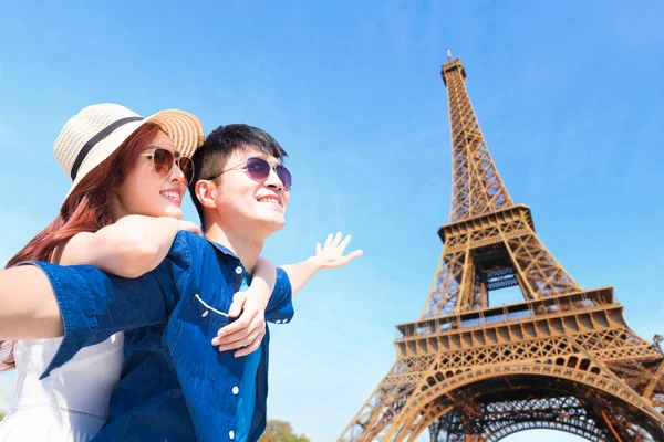 Pareja Viajar París Sentirse Libre Disfrutar — Foto de Stock