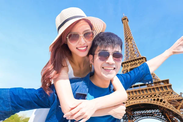 Ζευγάρι Ταξίδια Στο Παρίσι Και Αισθάνονται Ελεύθεροι Και Απολαύσετε — Φωτογραφία Αρχείου