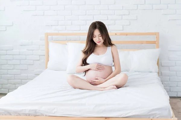 Schwangere Sitzt Hause Auf Dem Bett — Stockfoto