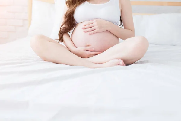 Close Mulher Grávida Com Barriga Cama — Fotografia de Stock