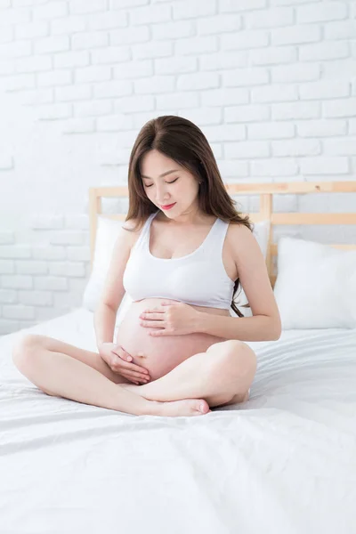 Schwangere Mit Bauch Auf Dem Bett Hause — Stockfoto