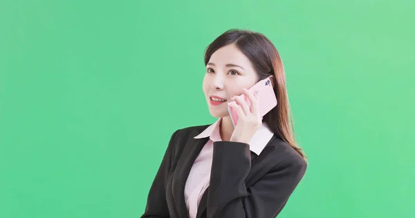 Podnikatelka Mluví Telefonu Zeleném Pozadí — Stock fotografie