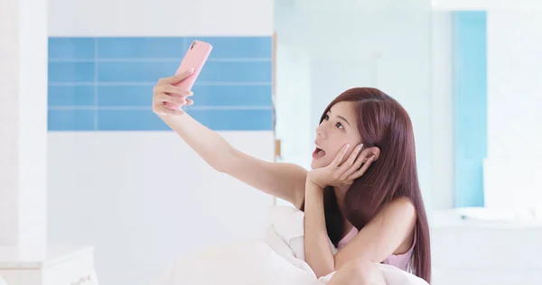 Hermosa Mujer Tomando Selfie Cama — Foto de Stock