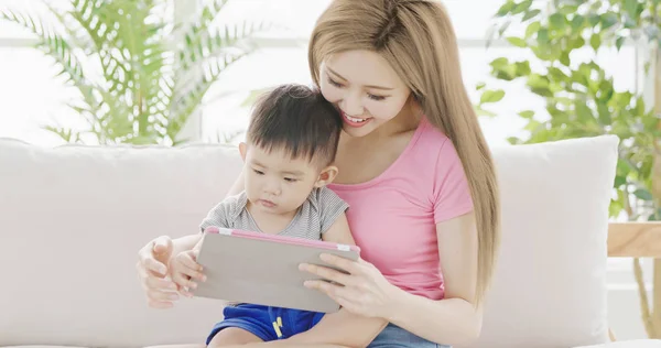 Mamãe Usando Tablet Digital Com Filho Sofá Casa — Fotografia de Stock