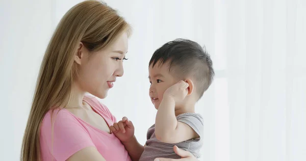 Mulher Abraçando Seu Filho Sorrindo Feliz Casa — Fotografia de Stock