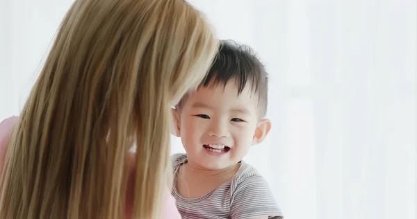 Mutter Umarmt Ihren Sohn Und Lächelt Glücklich Hause — Stockfoto
