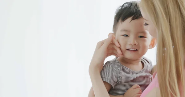 Mère Étreignant Son Fils Souriant Joyeusement Maison — Photo