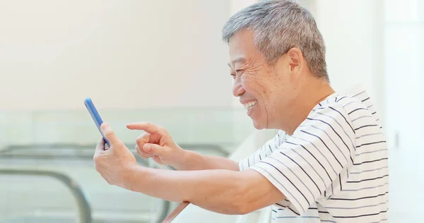 Älterer Mann nutzt Smartphone — Stockfoto