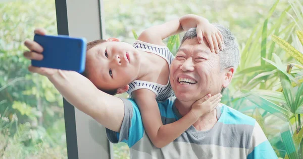 Abuelo tomar selfie con niño —  Fotos de Stock