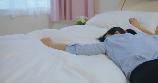 Femme d'affaires se sentent fatigué sur le lit — Photo