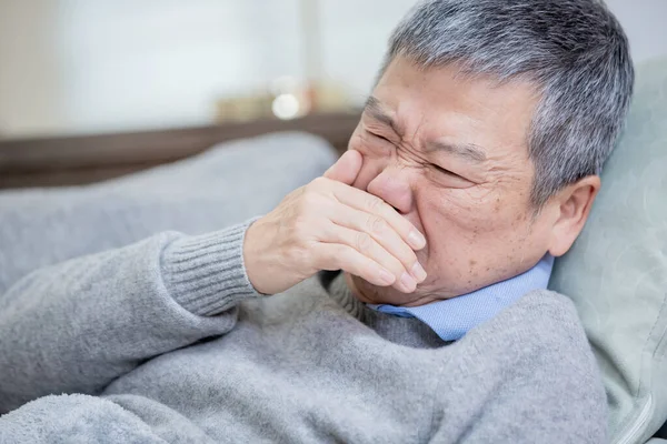 Asiatischer älterer kranker Mann hustet — Stockfoto