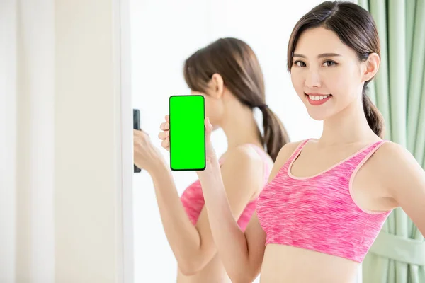 Γυναίκα εμφάνιση πράσινου τηλεφώνου οθόνη — Φωτογραφία Αρχείου