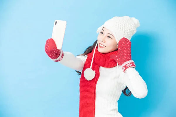 Asian woman take selfie happily — Stock Photo, Image