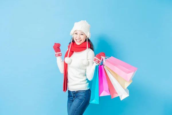 Mulher asiática usar roupas de inverno — Fotografia de Stock