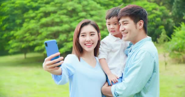 Genç bir ebeveyn çocuğuyla selfie çeker. — Stok video