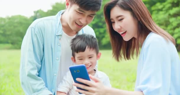 Pai e criança olhar smartphone — Vídeo de Stock