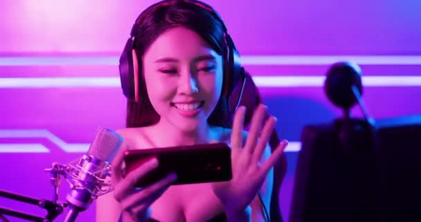 Asiatische Mädchen haben Livestream — Stockvideo