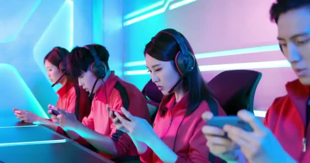 Esport gamers play mobile game — Stock Video