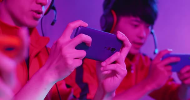 Експортні геймери грають 5g смартфон — стокове відео