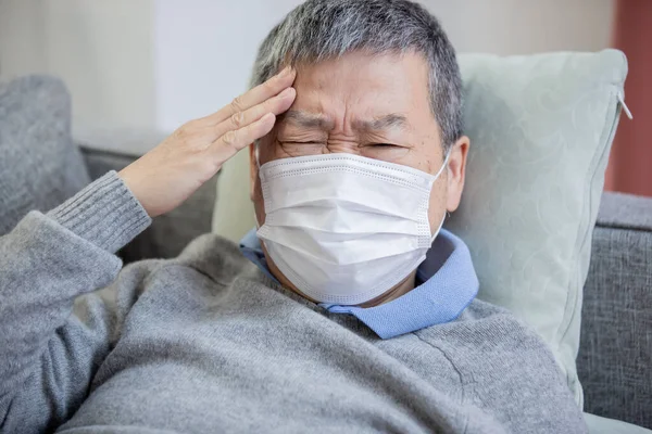 Asiatischer älterer Mann spürt Kopfschmerzen — Stockfoto